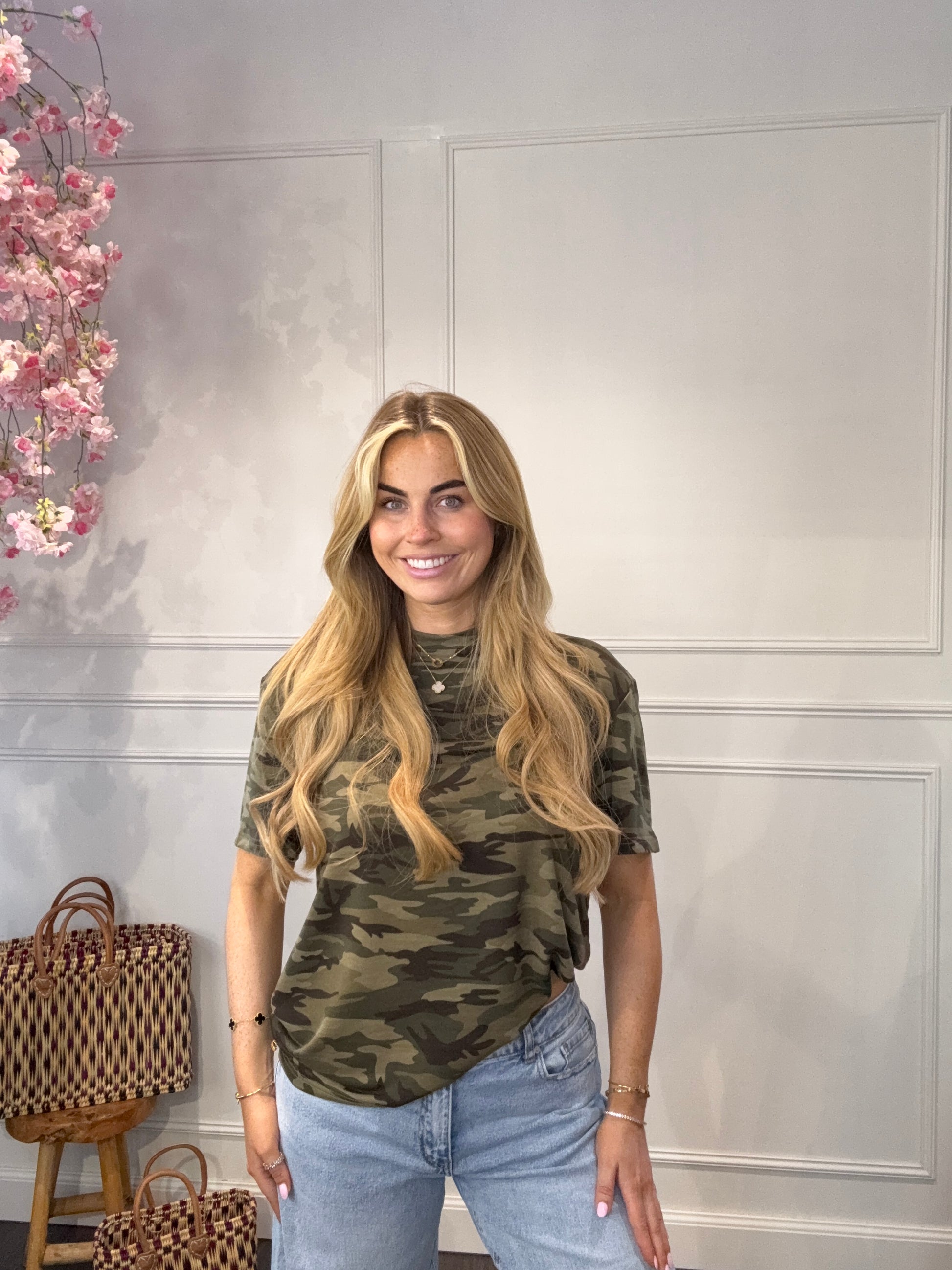 Ambika Army T-Shirt oversized fit — one size t/m maat 40, gedragen door model van 179 cm | IZANI"