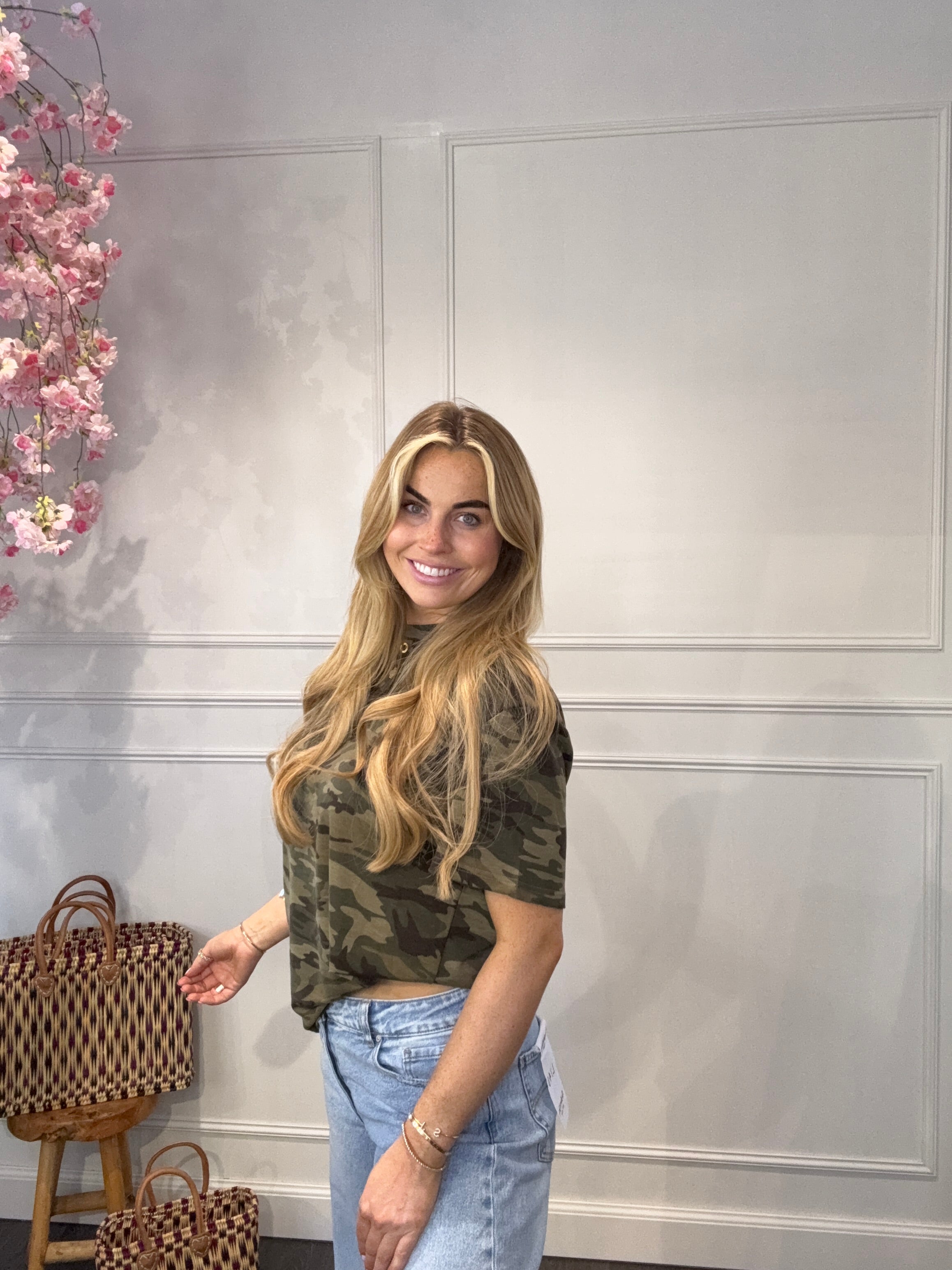 Ambika Army T-Shirt oversized fit — one size t/m maat 40, gedragen door model van 179 cm | IZANI"