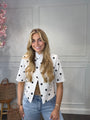 Ambika Blazer Polkadots Wit — one size blazer met korte mouwen en één knoop, gedragen door model van 170 cm | IZANI"
