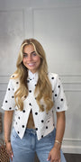 Ambika Blazer Polkadots Wit — one size blazer met korte mouwen en één knoop, gedragen door model van 170 cm | IZANI"