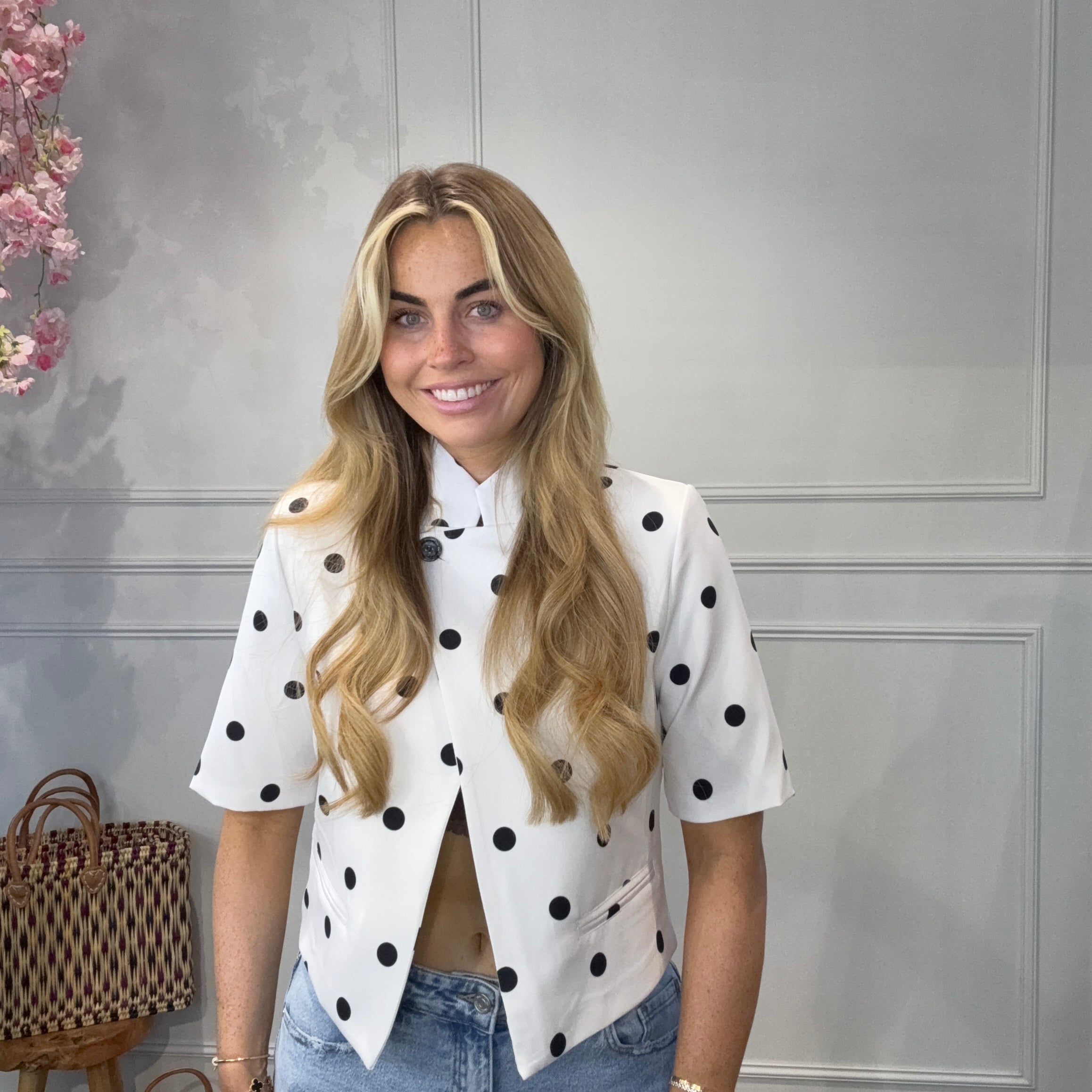 Ambika Blazer Polkadots Wit — one size blazer met korte mouwen en één knoop, gedragen door model van 170 cm | IZANI"