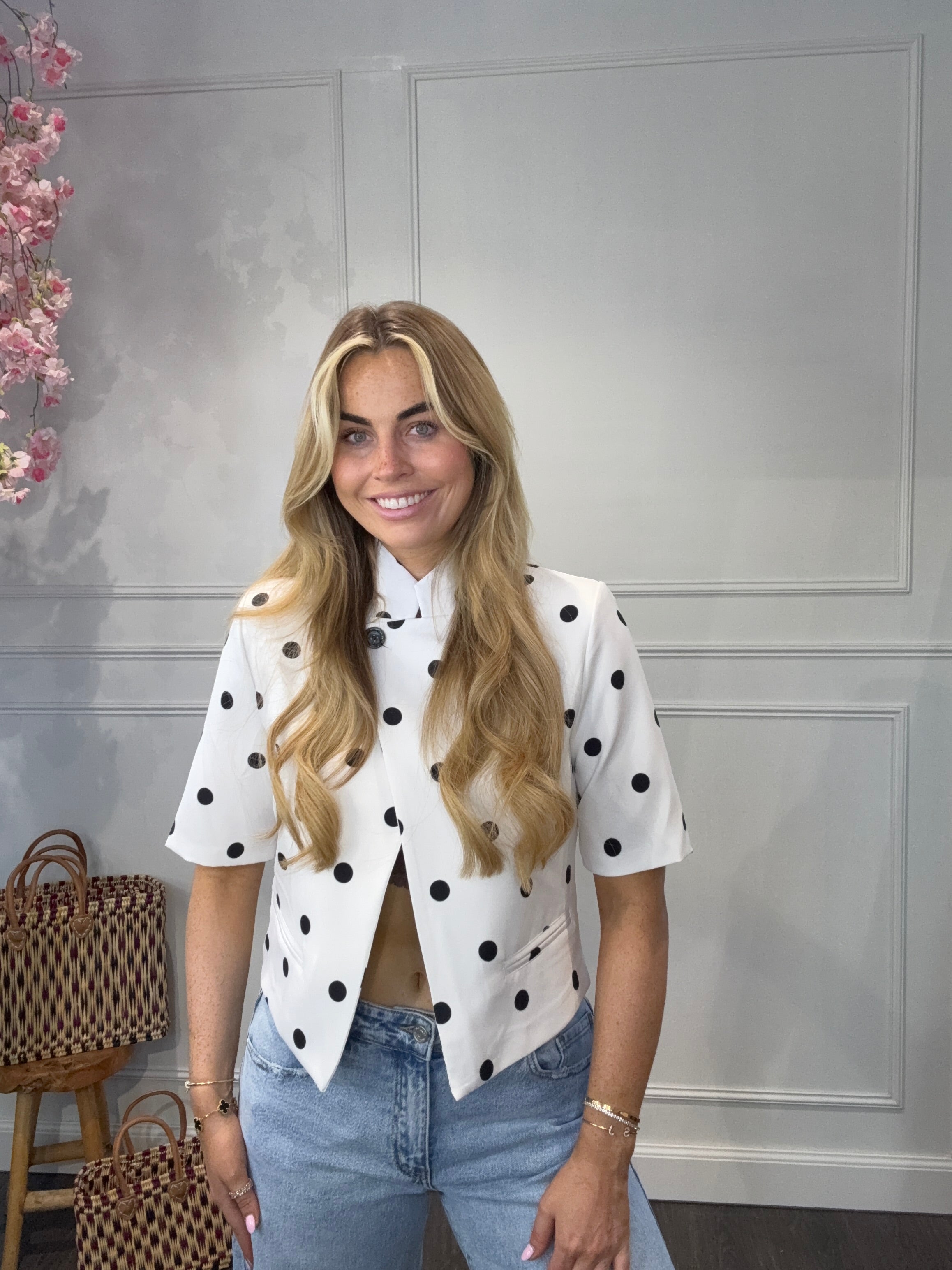Ambika Blazer Polkadots Wit — one size blazer met korte mouwen en één knoop, gedragen door model van 170 cm | IZANI"