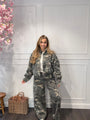 Ambika Cargo Jeans Army — gedragen door model van 170 cm, maat M | IZANI