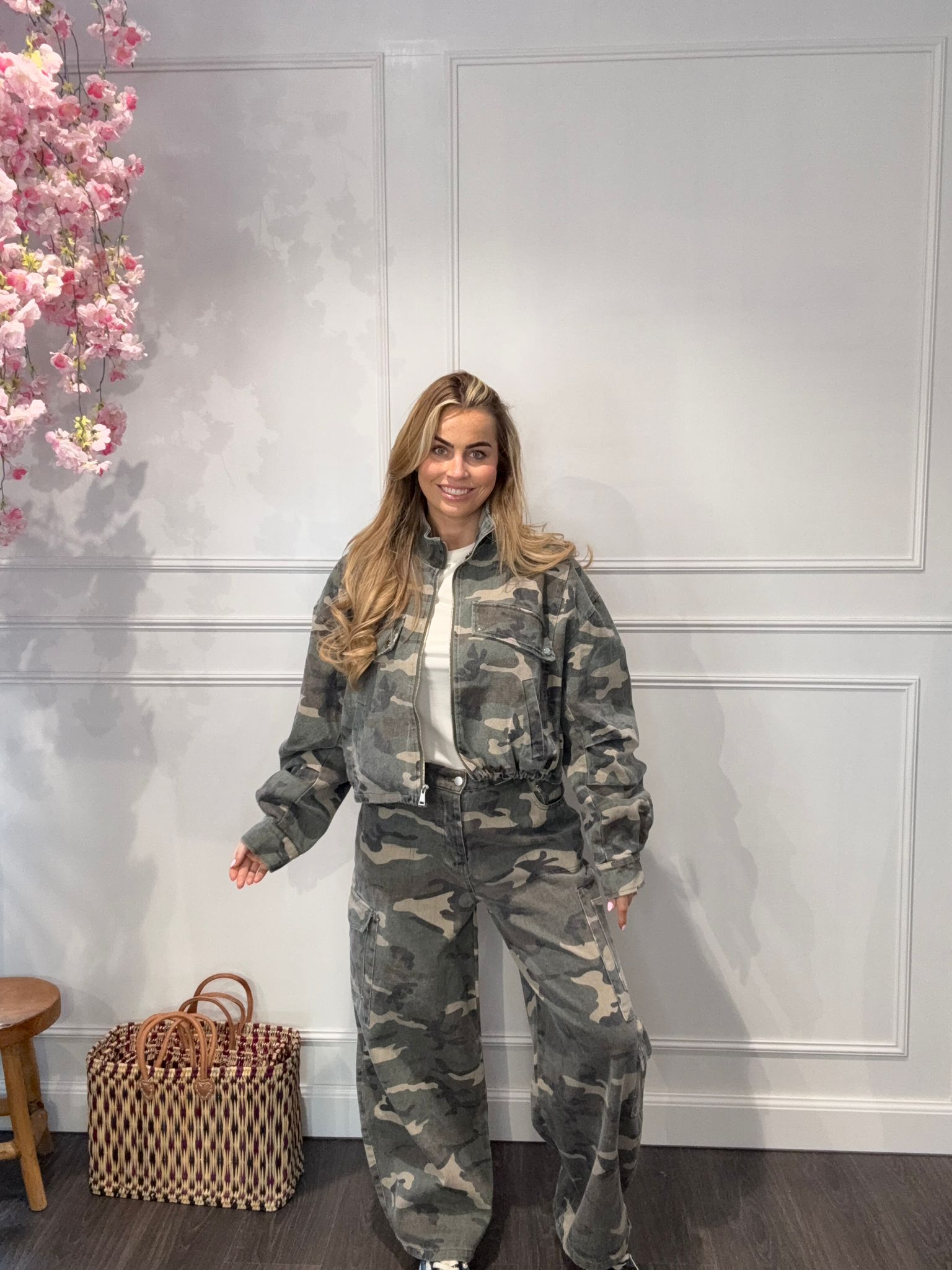Ambika Cargo Jeans Army — gedragen door model van 170 cm, maat M | IZANI