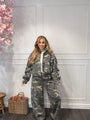 Ambika Cargo Jeans Army — gedragen door model van 170 cm, maat M | IZANI