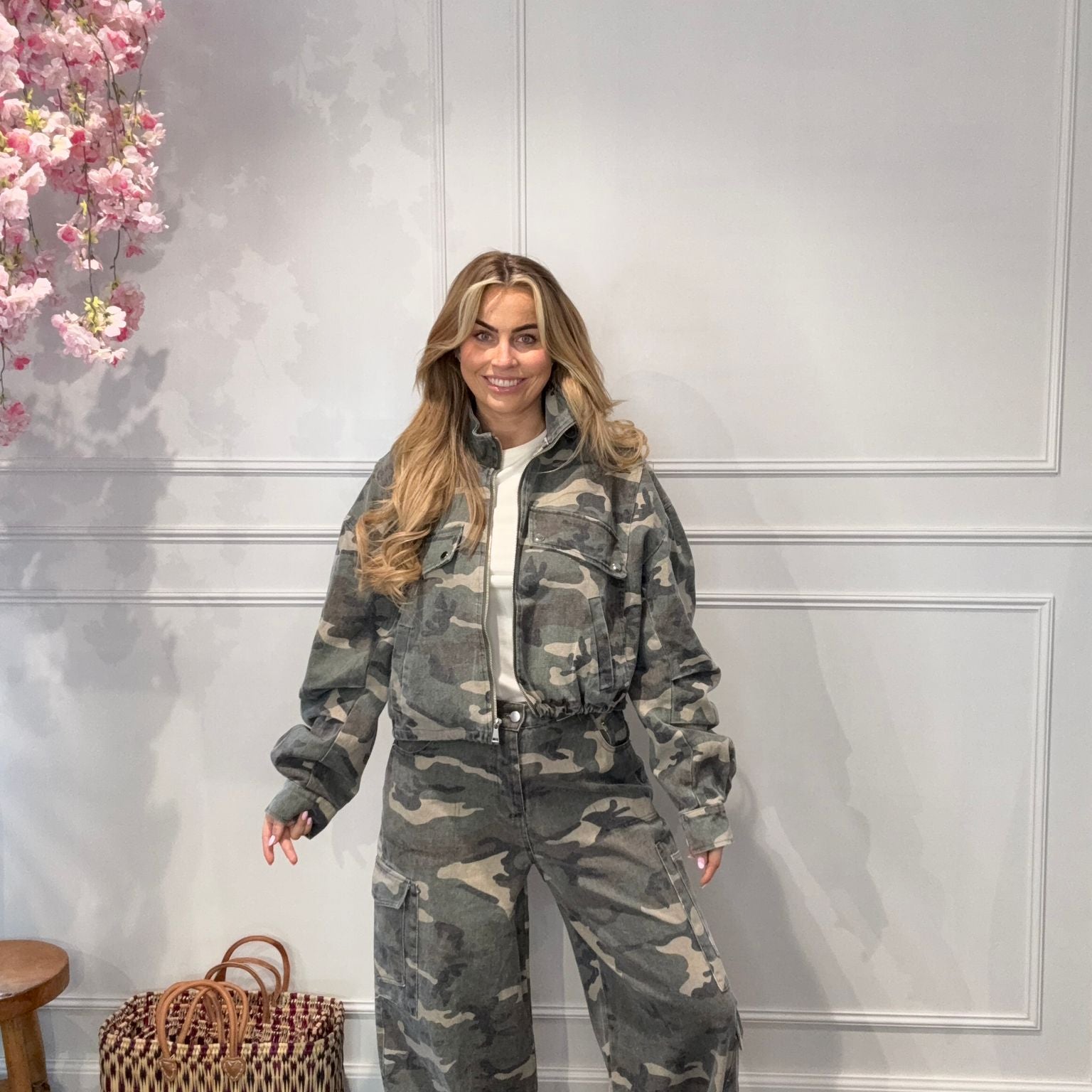 Ambika Cargo Jeans Army — gedragen door model van 170 cm, maat M | IZANI
