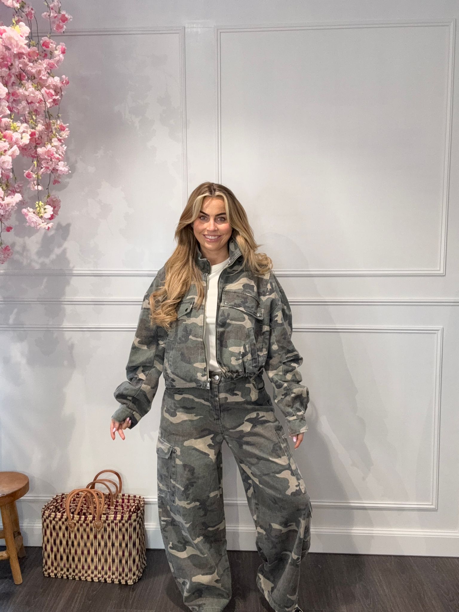 Ambika Cargo Jeans Army — gedragen door model van 170 cm, maat M | IZANI